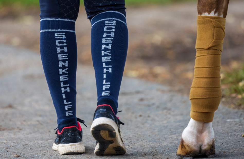 Socken "Schenkelhilfe" blau/silber